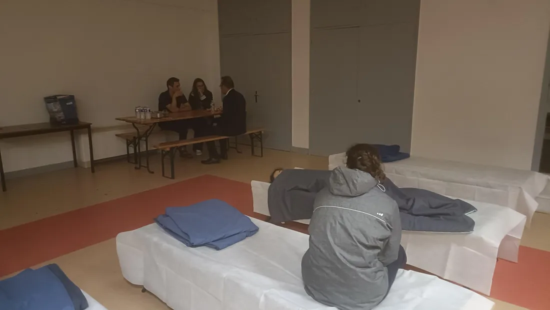 Une famille recueillie à la salle polyvalente de Malemort après les orages du 25 juin 2025