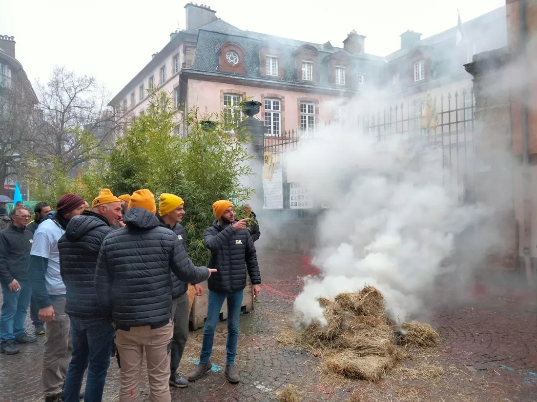 Des militants de la Coordination rurale 12 mobilisés devant la préfecture de Rodez (Aveyron)