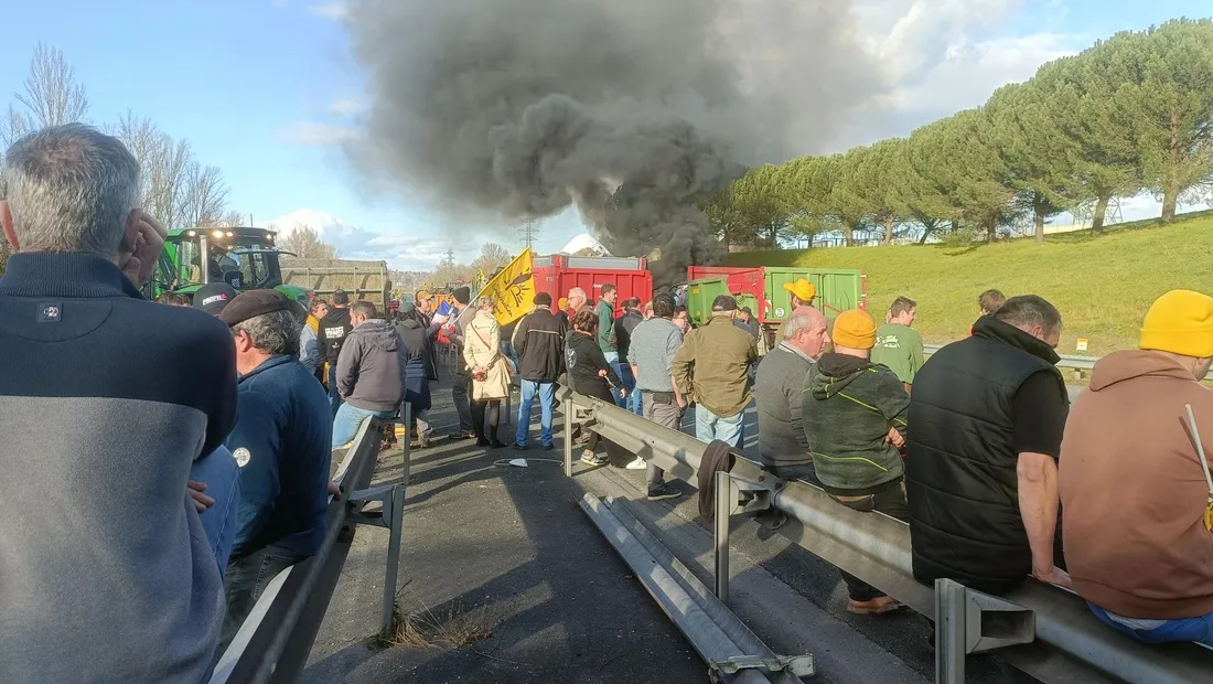 Des agriculteurs mobilisés sur l'A20 le 16 décembre 2025.