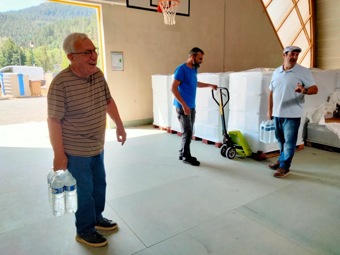 La distribution de bouteilles au gymnase de Meyrueis