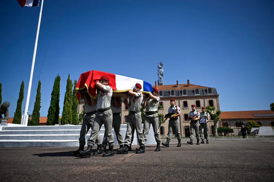Le cerceuil de l'adjudant Florian Montorio porté par ses frères d'armes