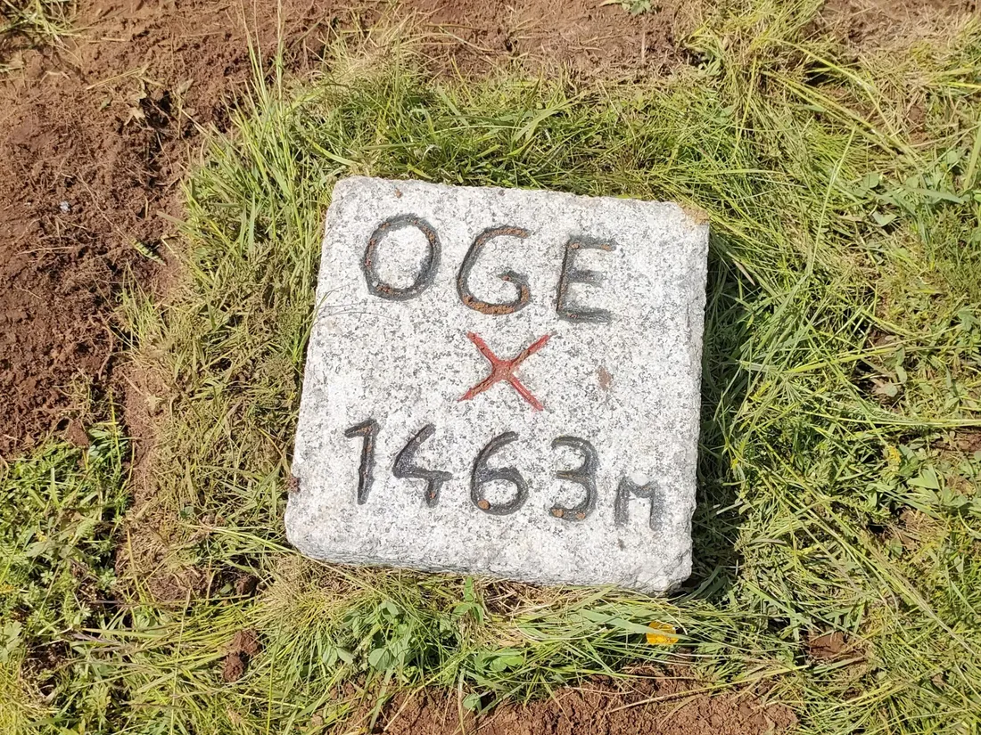 La borne matérialisant le point culminant de l'Aveyron.