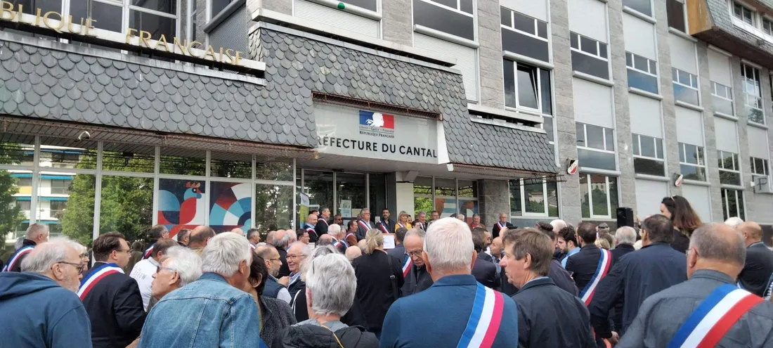 Manifestation des maires devant la préfecture le 12 juin 2024