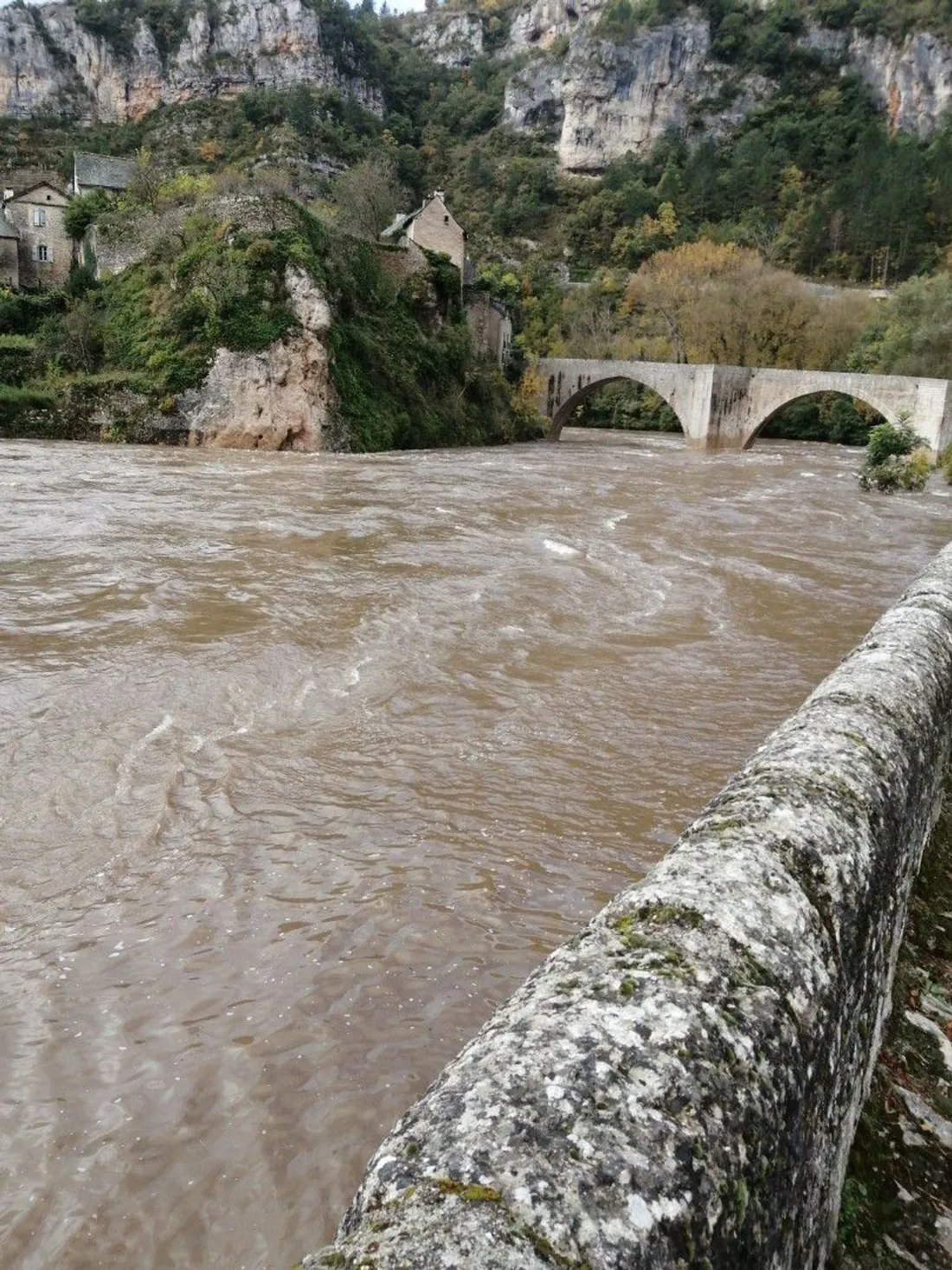 La rivière Tarn à Sainte-Enimie (Lozère) en octobre 2024