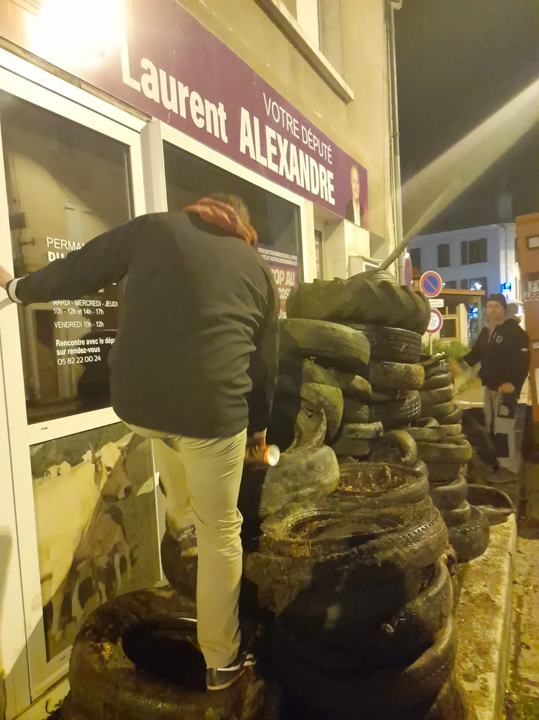 Une permanence du député LFI Laurent Alexandre ciblée par les agriculteurs