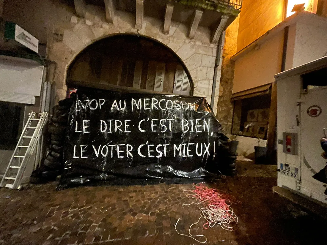 Une permanence du député LFI Laurent Alexandre ciblée par les agriculteurs