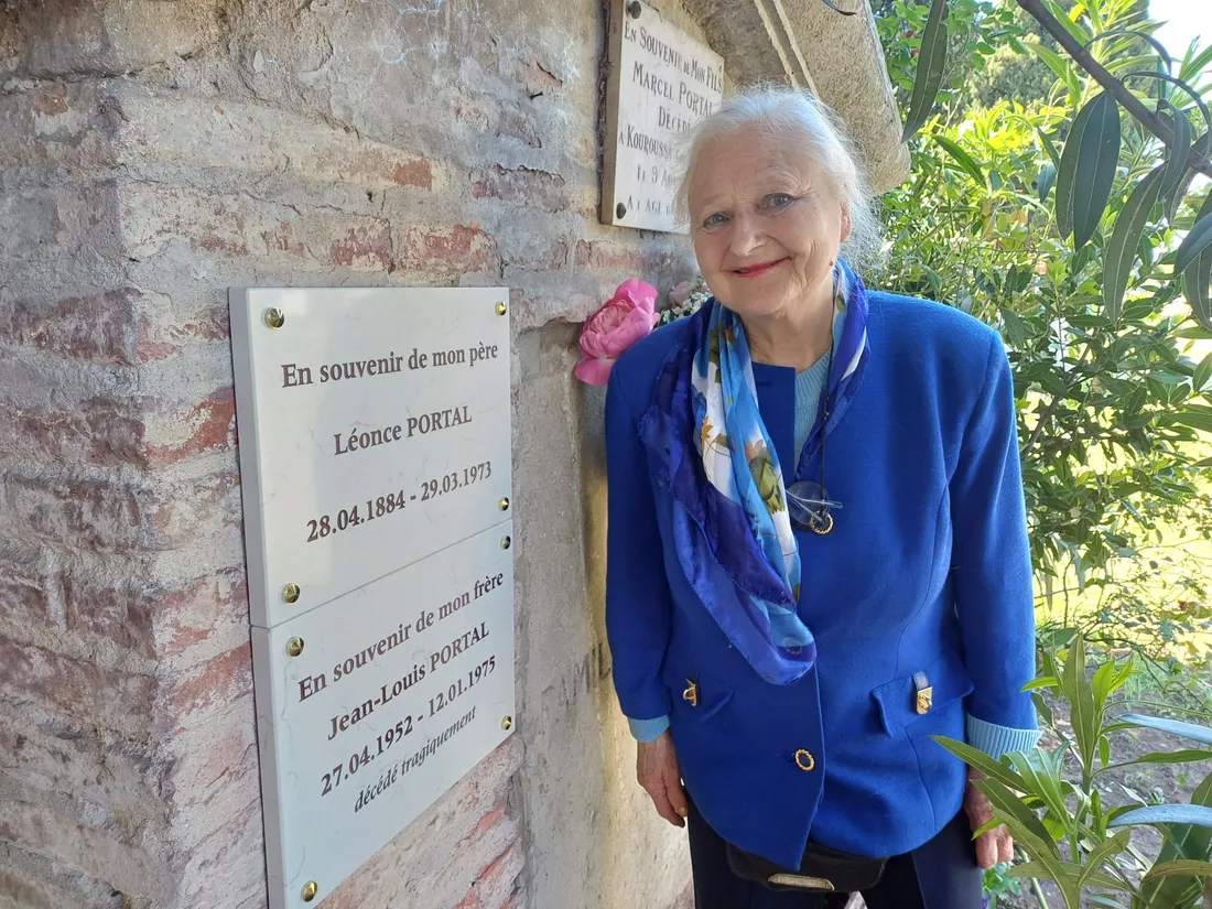 Marie-Agnès Portal devant les plaques posées sur le caveau au cimetière de Montauban.