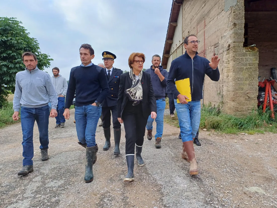Annie Genevard venue constater les dégâts sur une exploitation à Bioule.