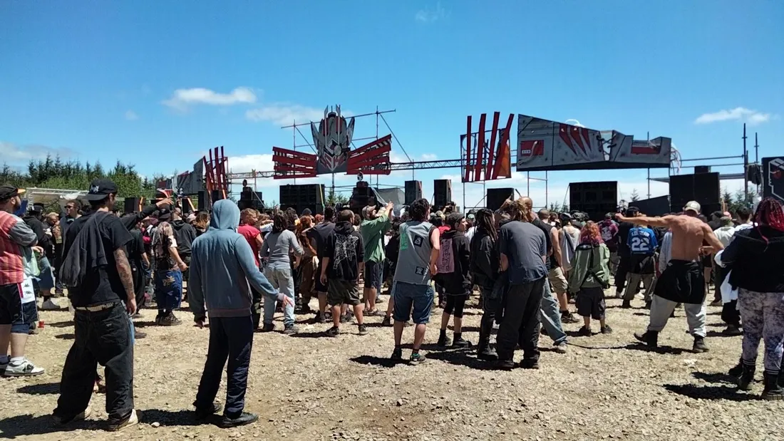 La rave party a rassemblé jusqu'à 12 000 personnes sur le site de Chasseradès