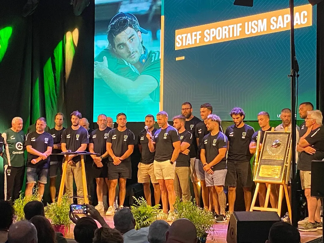 Le staff sur la scène devant les partenaires