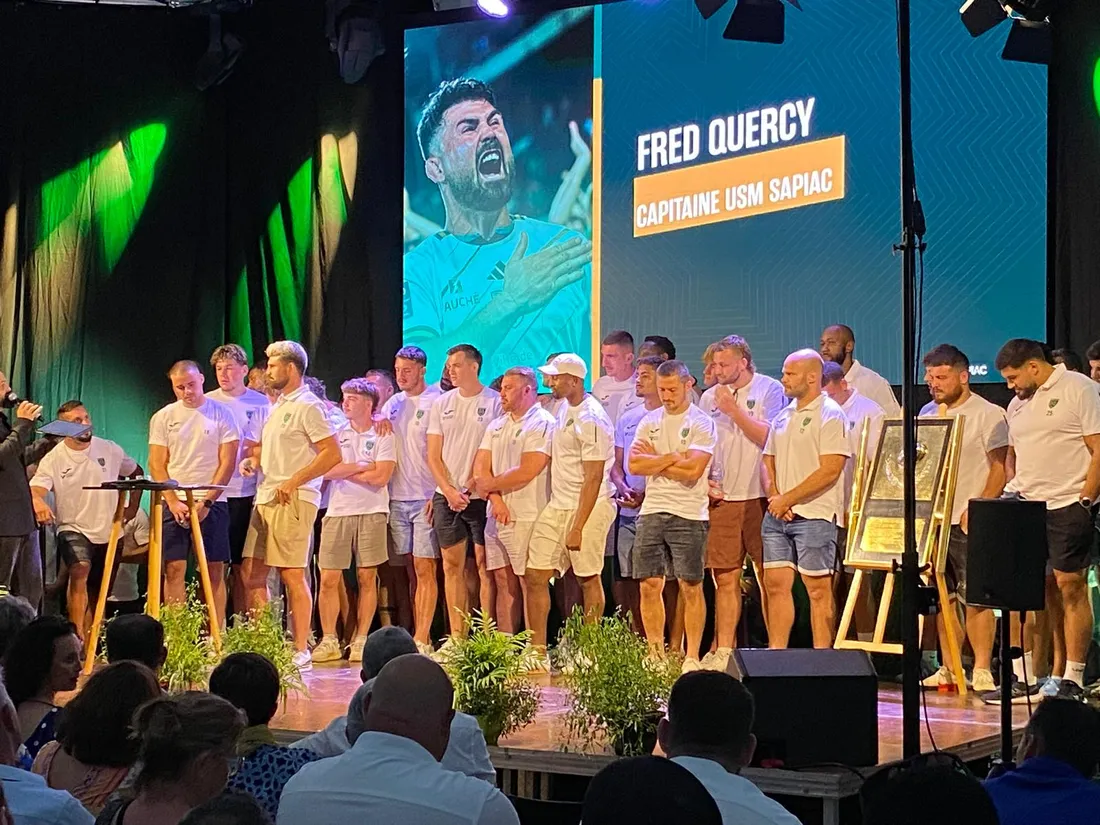 Fred Quercy, capitaine de l'USM avec tous les joueurs devant les partenaires