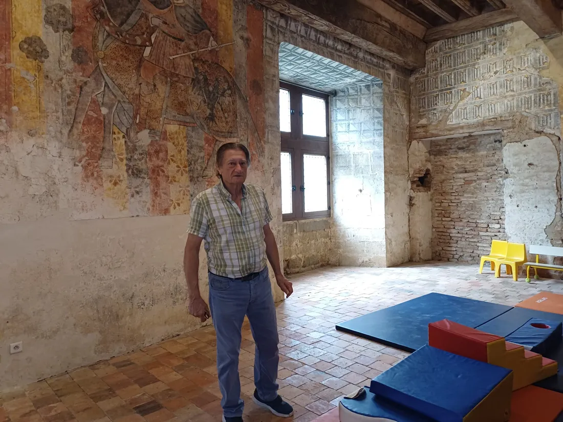 Les séances de motricité ont lieu dans la salle des chevaliers du château.