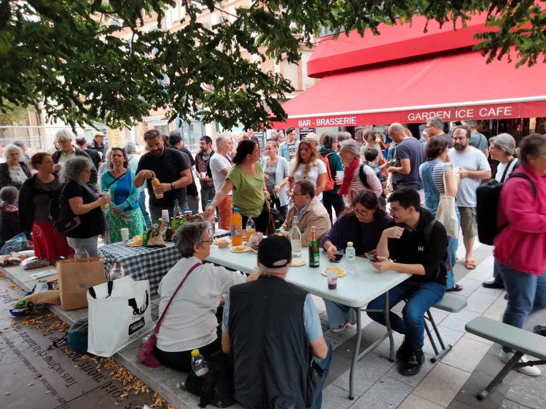 Le "pot de départ" de François Bayrou place Foch à Montauban.