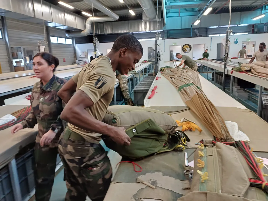 Les plieurs de parachutes du 3e RMAT de Montauban.