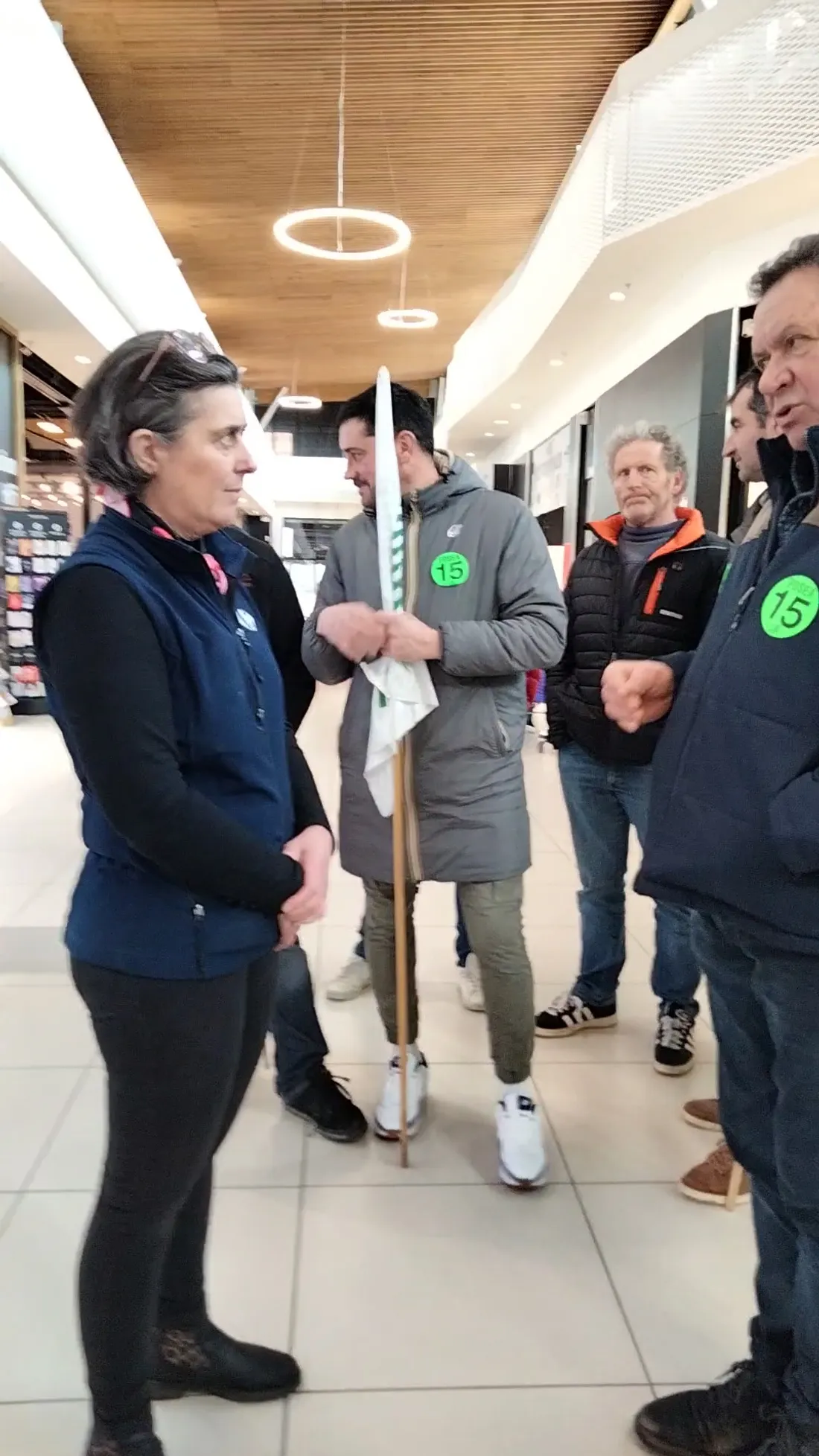 Les producteurs de lait en discussion avec une représentante de la direction de Carrefour