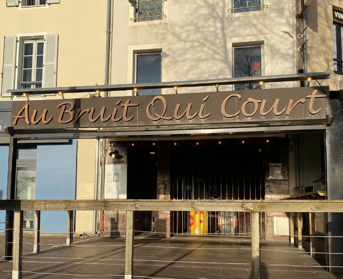 Le bar Au bruit qui court à Rodez (Aveyron). 