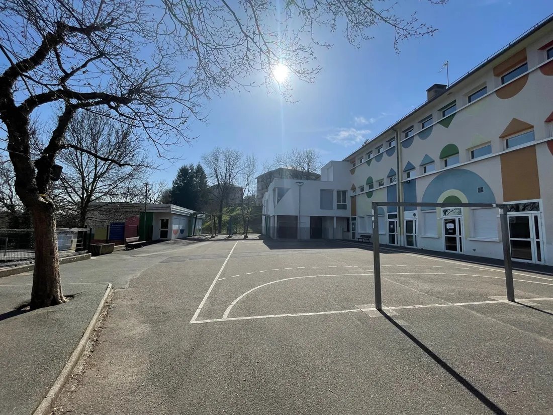 La cour de l'école Cardaillac de Rodez lors de la canicule du mois de mai