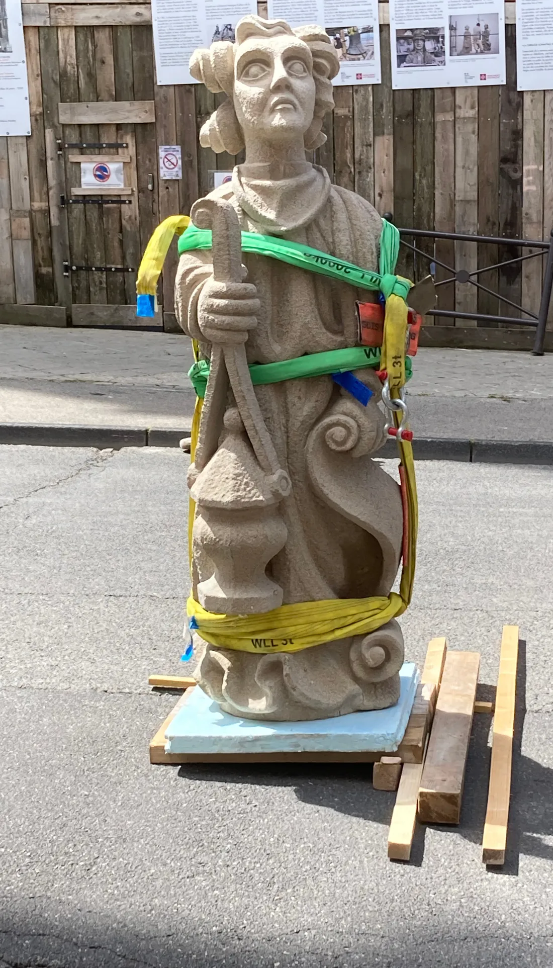 La statue de l'un des anges de la cathédrale de Rodez (Aveyron).