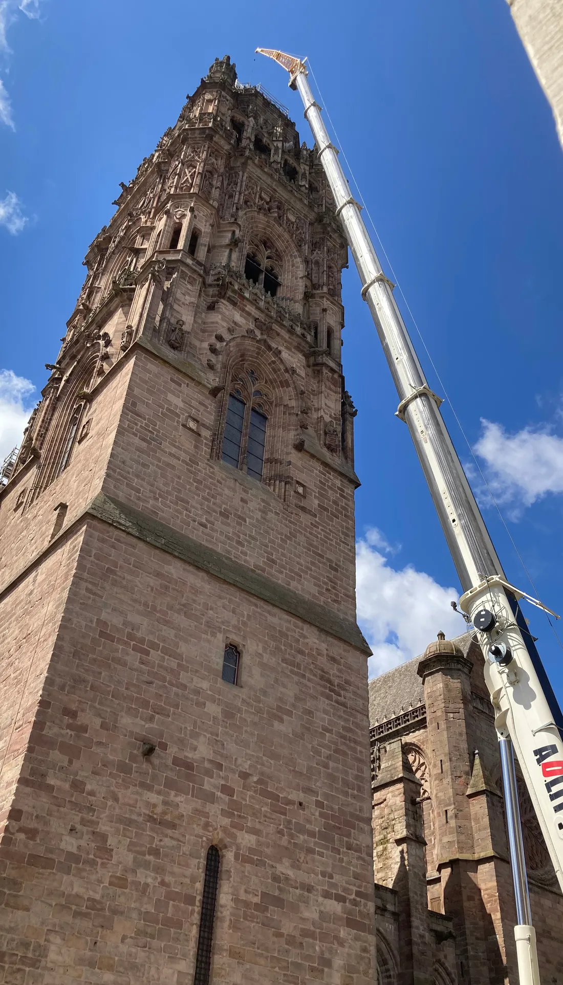 La statue de la Vierge de retour au sommet du clocher de la cathédrale de Rodez (Aveyron).