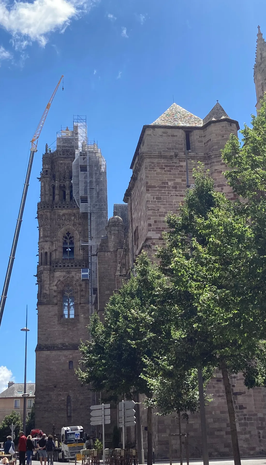 La statue de la Vierge de retour au sommet de la cathédrale de Rodez.