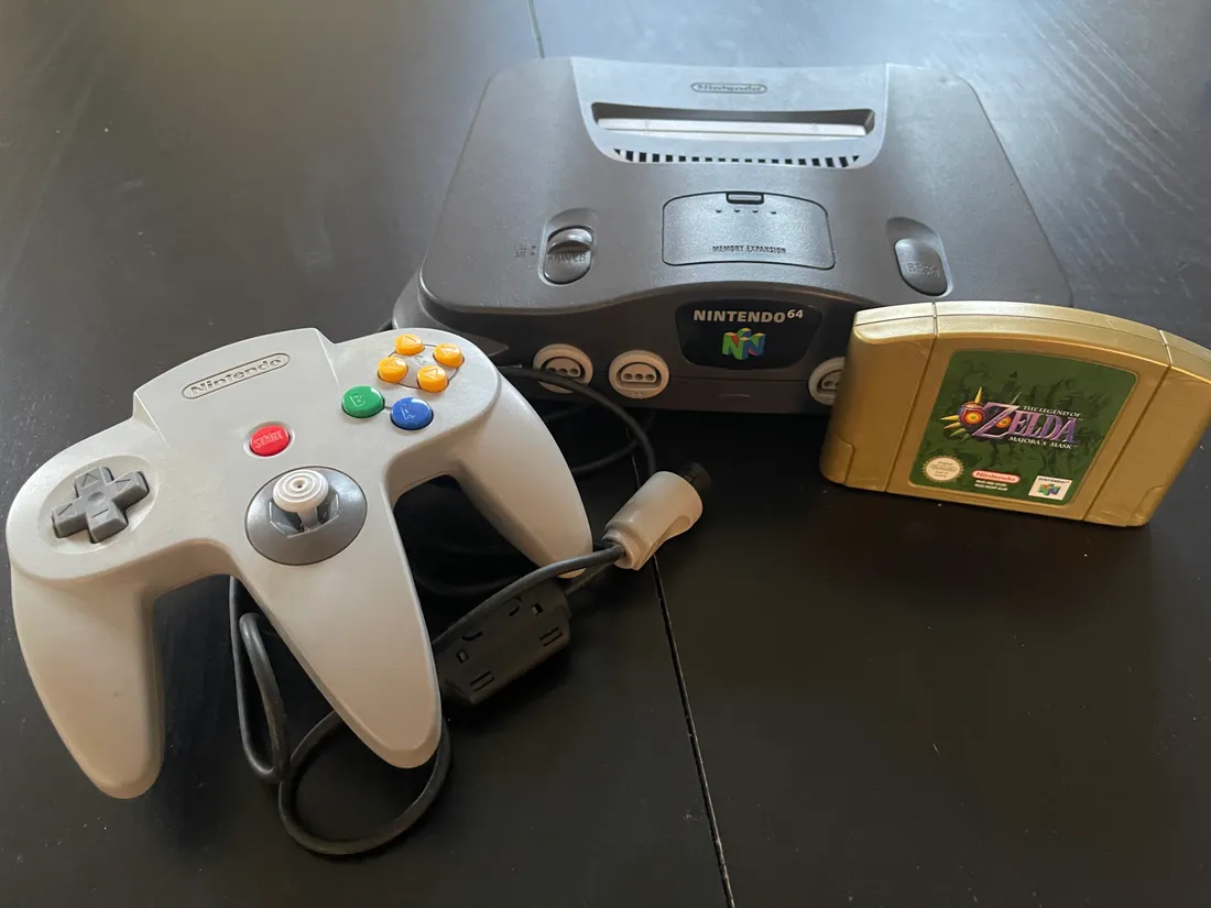 une Nintendo 64 fonctionnelle avec une cartouche collector doré Zelda Ocarina of Time