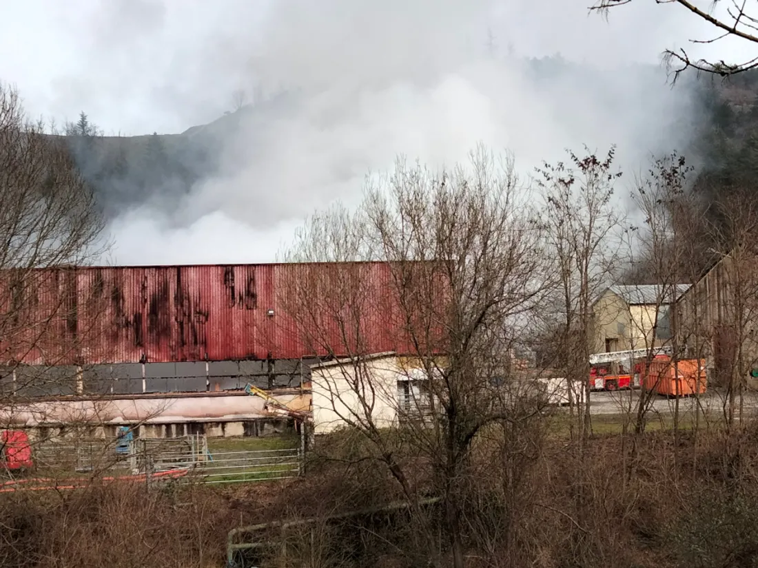Le feu est maitrisé mais pas encore éteint