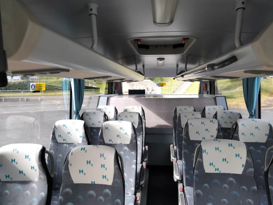 A l'intérieur, seules les places au fond de l'autocar ont disparu