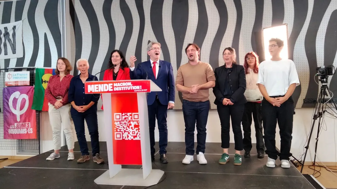 Jean-Luc Mélenchon et les représentants de LFI ont entonné la Marseillaise à la fin du meeting