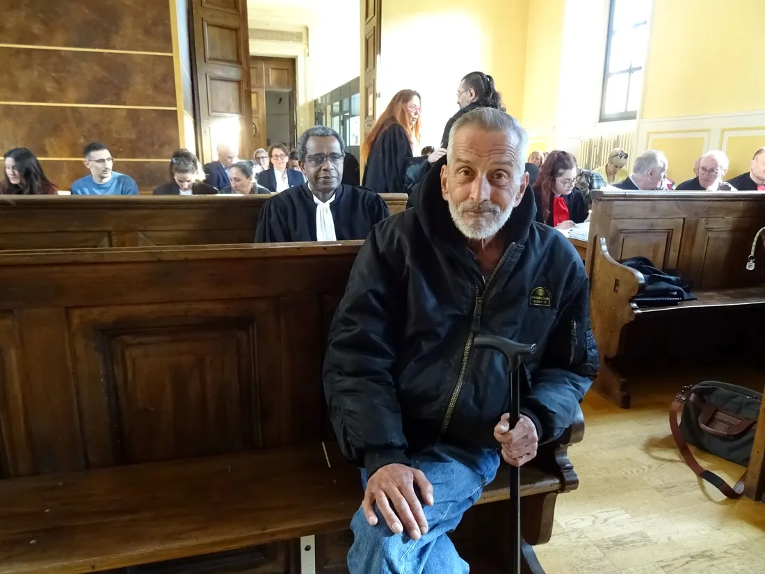 José Pereira Mendès devant son avocat, au matin du deuxième jour d'audience