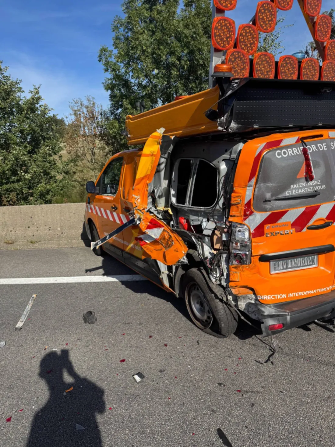 Un véhicule d'intervention de la DIR Centre-Ouest après avoir été percuté par un fourgon.