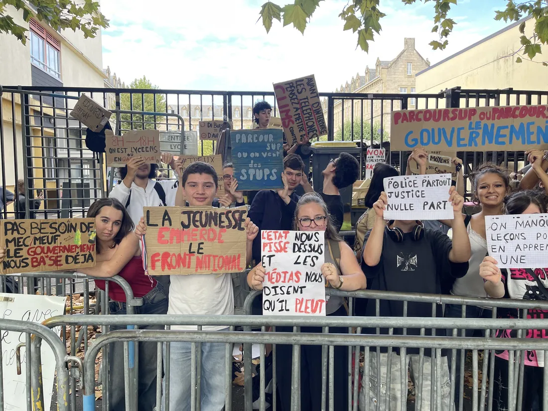 Blocage du lycée d'Arsonval à Brive : une soixantaine de lycéens mobilisés.