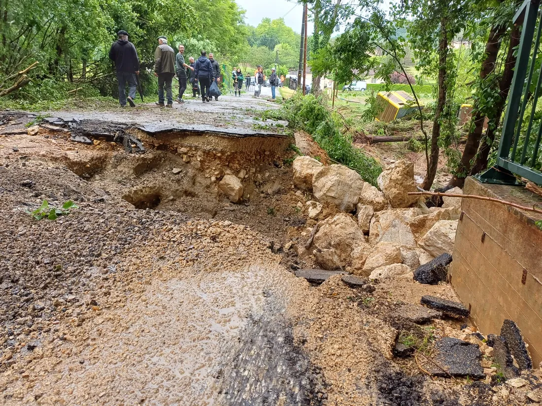 La chaussée détruite au niveau d'un pont à Loubéjac