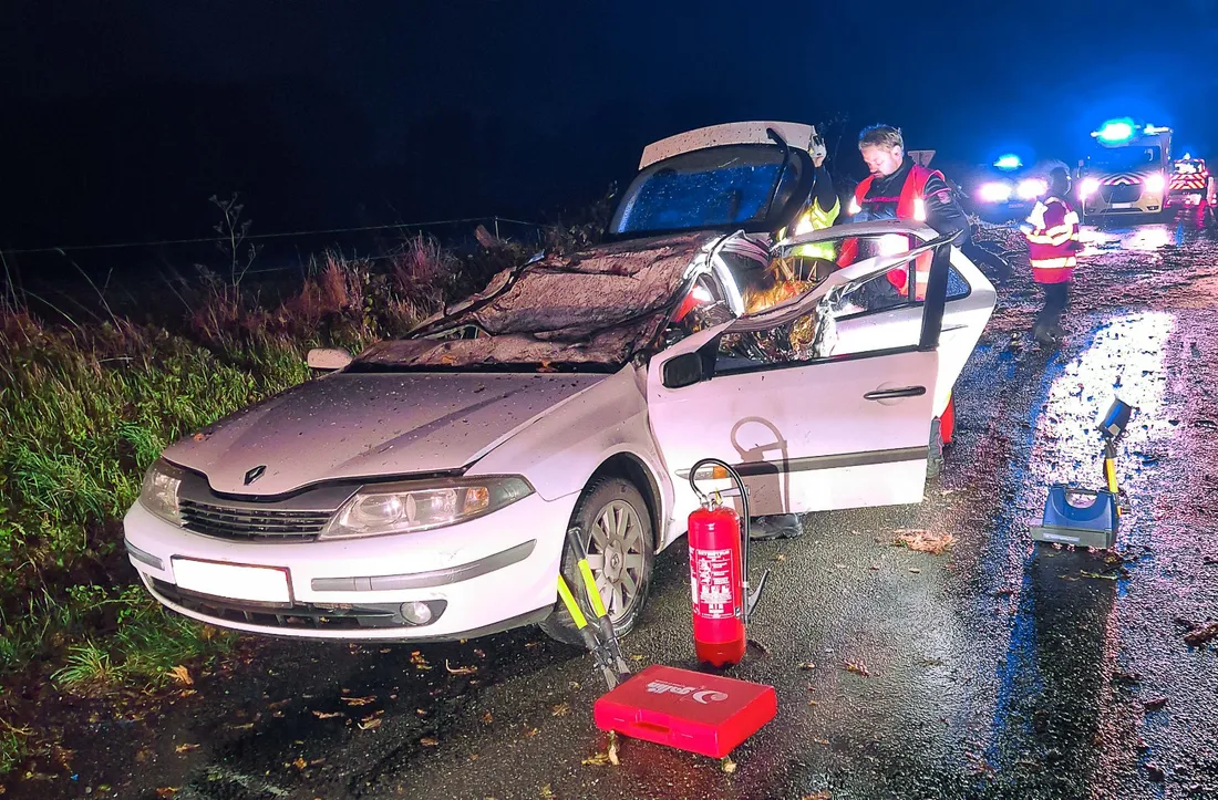 La voiture applatie par la collision avec l'arbre 