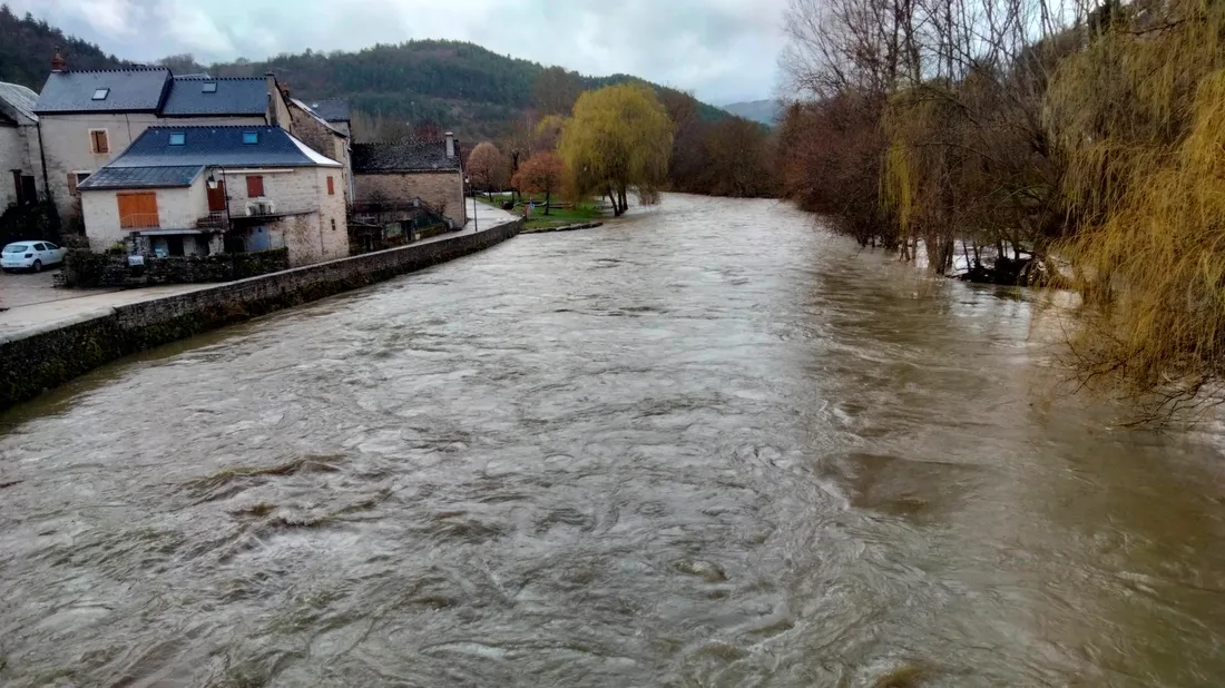 Le Lot en crue aux Salelles (archives) 