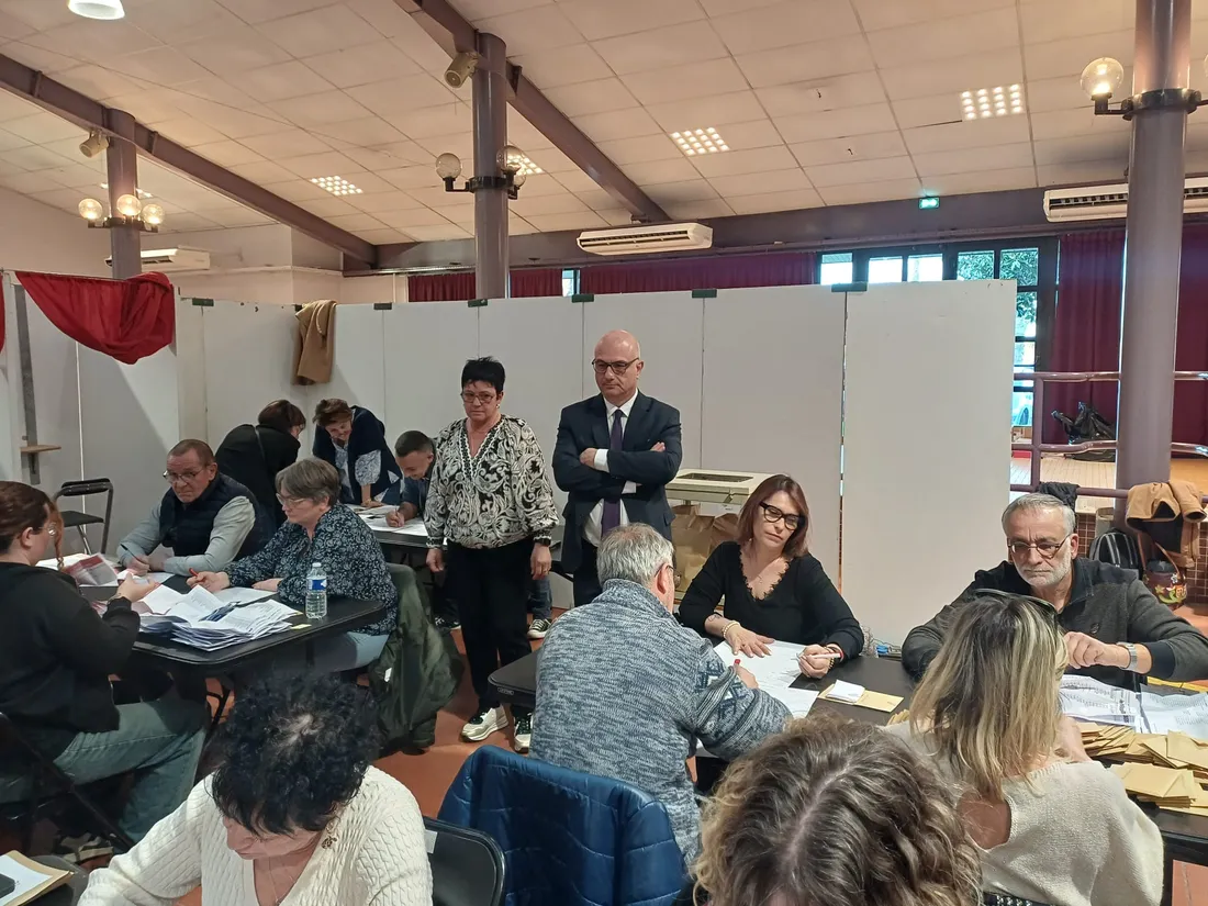 Le maire de Castelsararsin, Jean-Philippe Bésiers obeserve le dépouillement