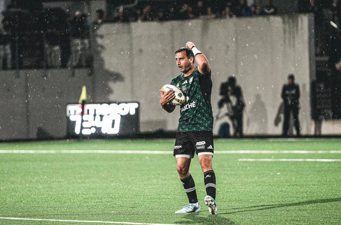 Le numéro 10 de l'USM marque un arrêt de volée face à Mont-de-Marsan