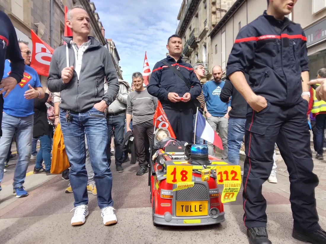 Les Pompiers dans le cortège briviste. Manifestation du 28 mars.