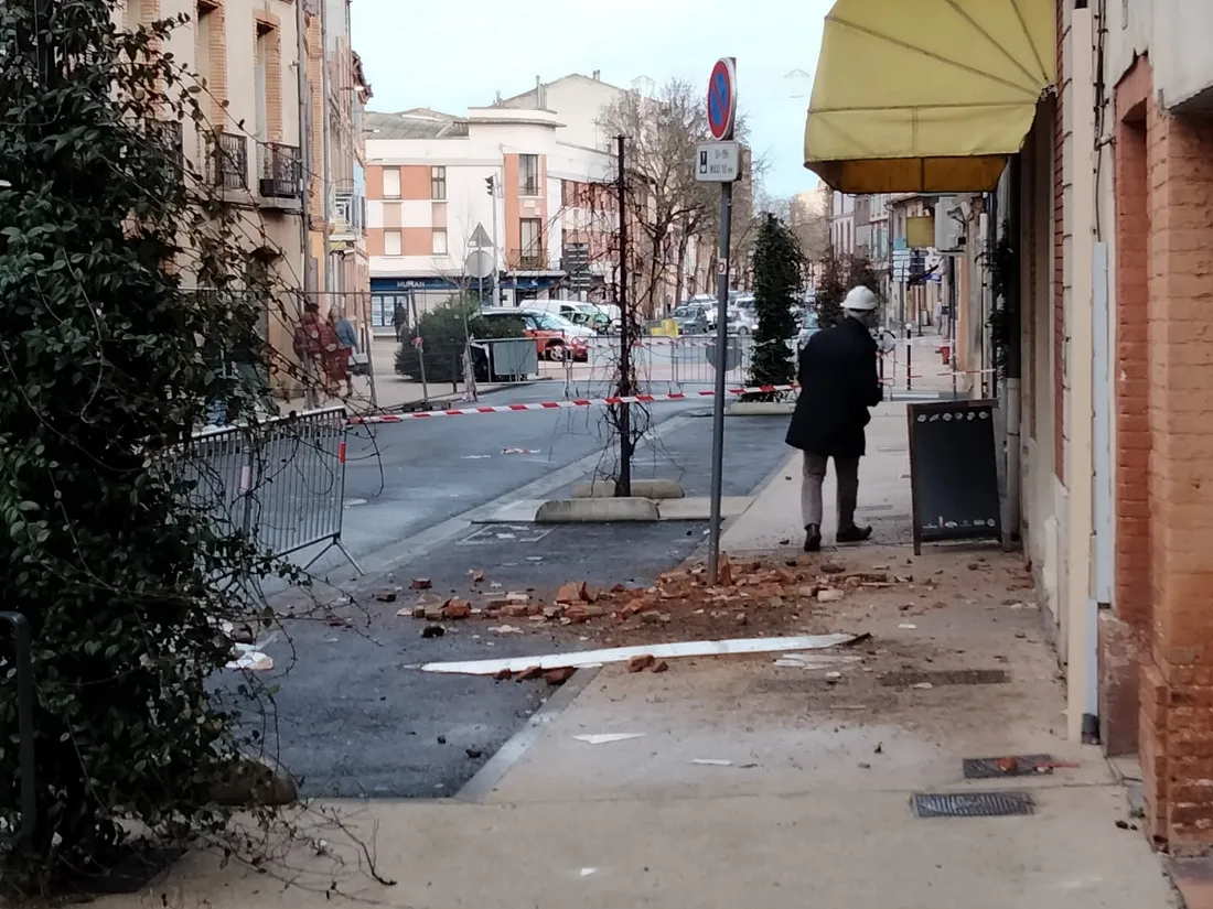 Les briquettes tombées au sol depuis le toit
