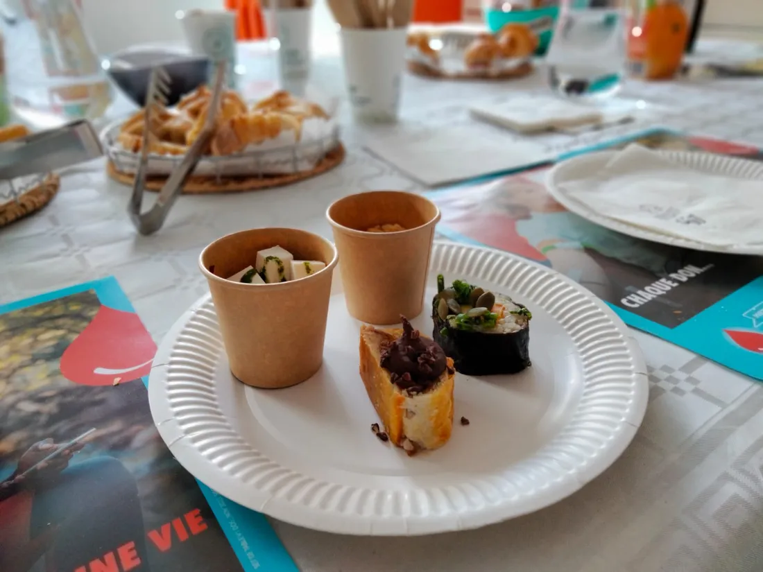 Les collations proposées lundi, tartare de betterave et chèvre frias, ou maki végétarien