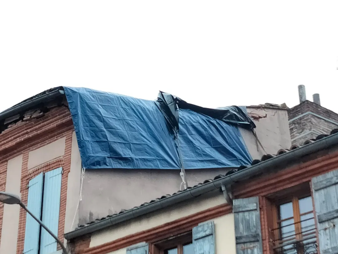 Les fissures sur la partie latérale du bâtiment touché