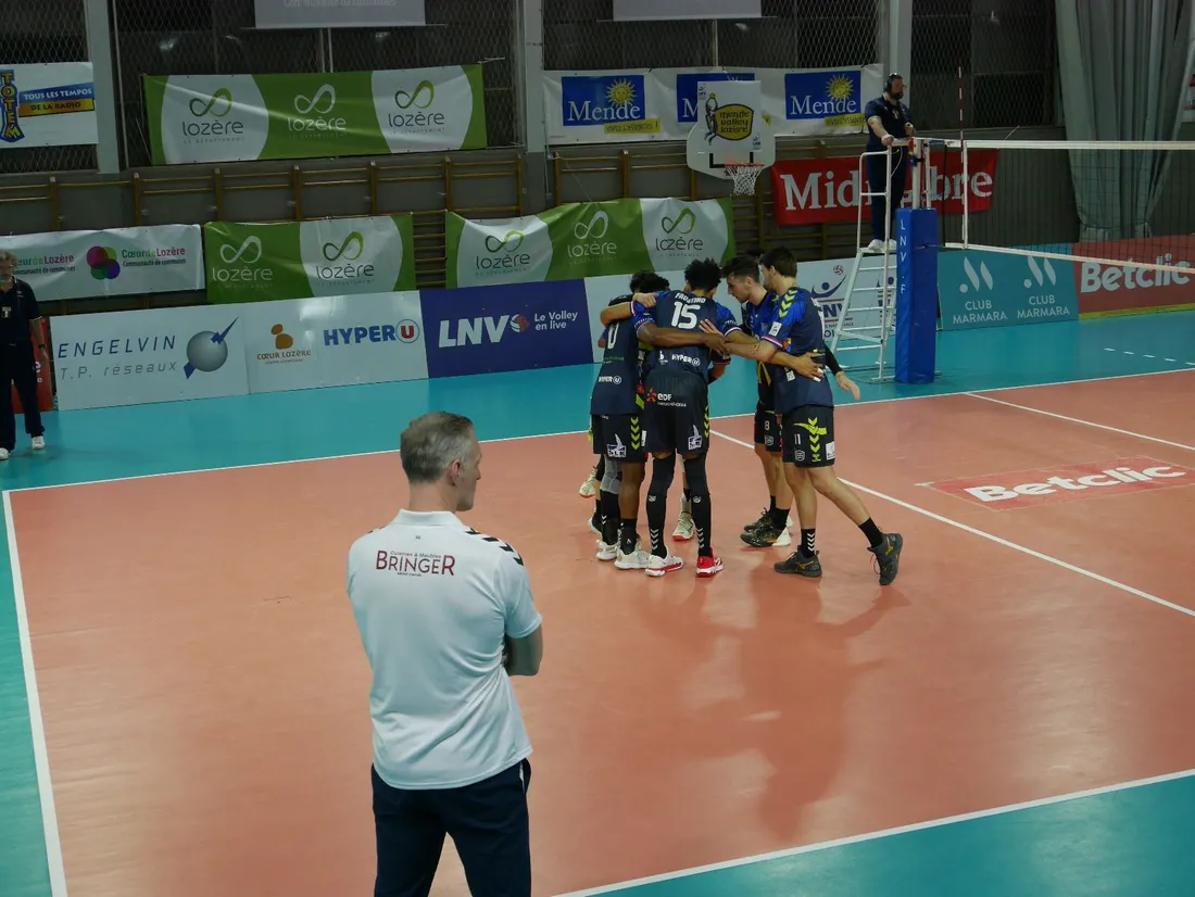 Les joueurs du MVL se réunissent devant leur coach Jason Haldane