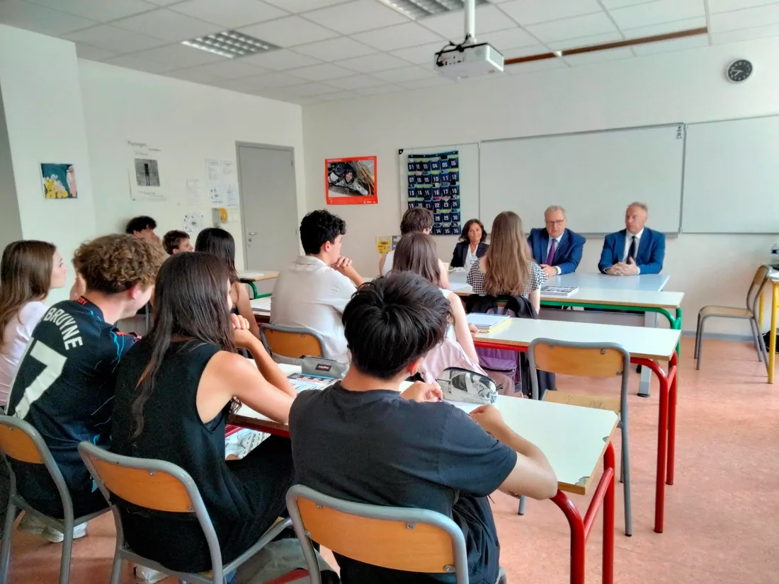 Les lycéens mendois face aux membre du conseil constitutionnel
