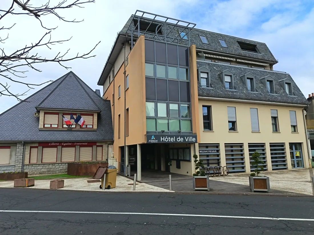 La mairie d'Arpajon-sur-Cère, dans le Cantal.