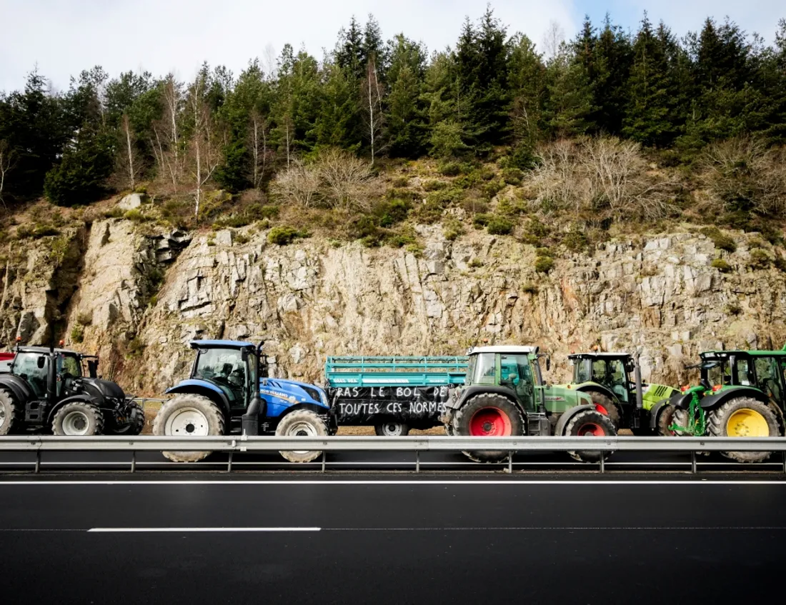 Les agriculteurs bloquent l'A75 en Lozère