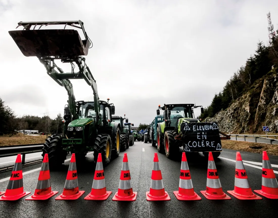 Les agriculteurs bloquent l'A75 en Lozère