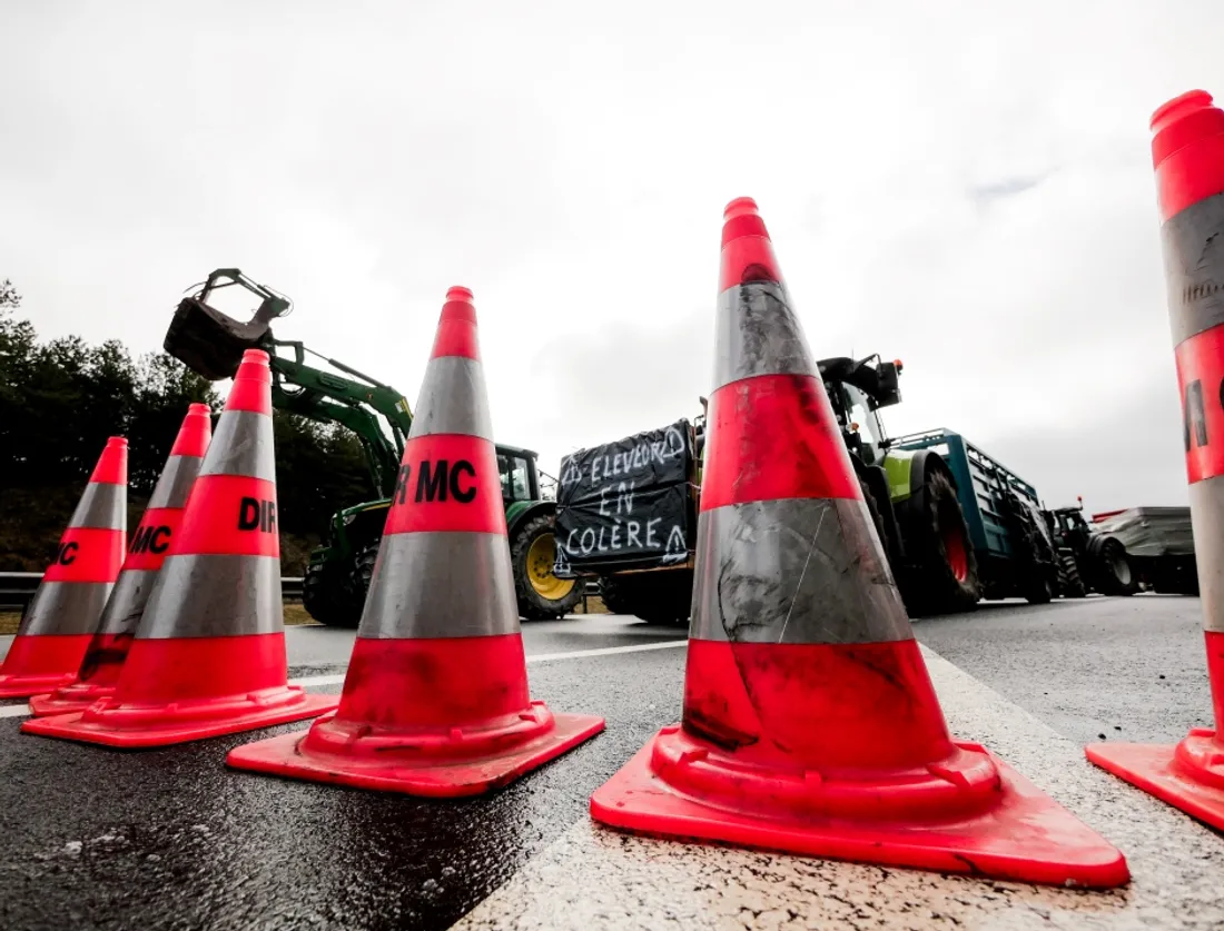 Les agriculteurs bloquent l'A75 en Lozère