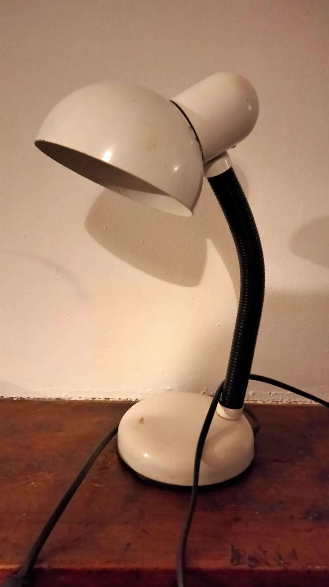 Une lampe de bureau, avec la mention "fabriquée en RDA"