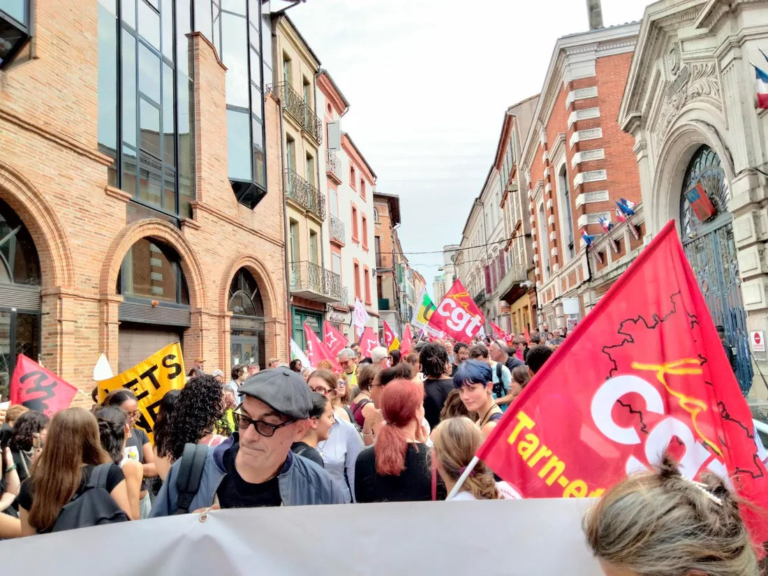Manifestants dans les rues de Montauban (Tarn-et-Garonne)