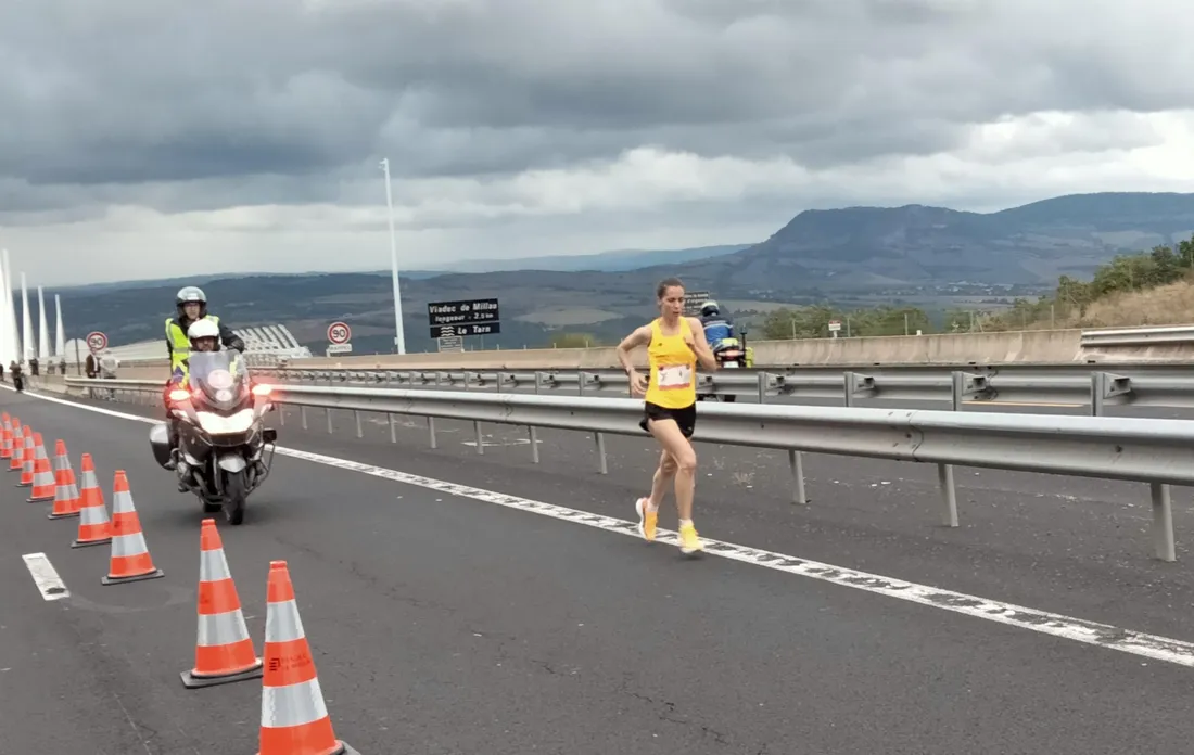 Mélody Julien, seule en tête sur le Viaduc de Millau