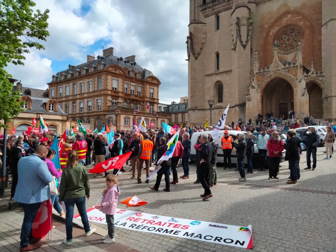 Rassemblement place Urbain V à Mende, avant la défilé en ville 